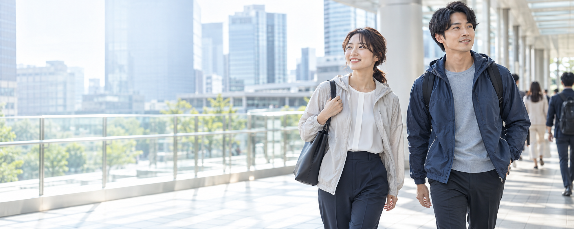 日本人の通勤者が超薄型防風ウェアを着て都市を移動する場面